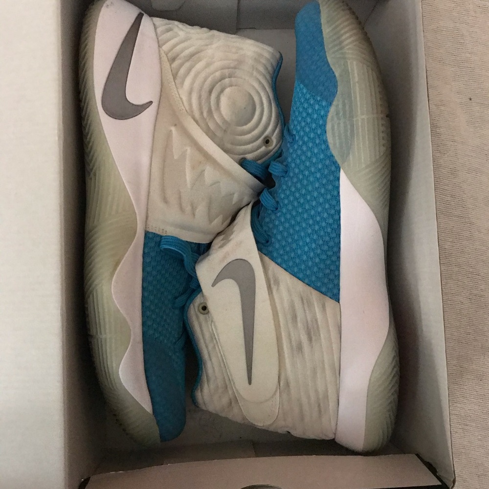 KYRIE 2 XMAS